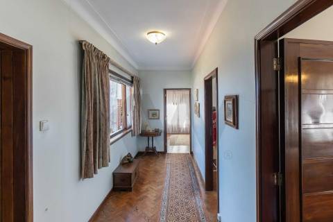 Moradia T(3 + 4) para renovar com terreno de 1959 m2 em Pedroso/Carvalhos, Gaia