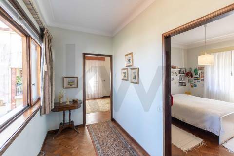 Moradia T(3 + 4) para renovar com terreno de 1959 m2 em Pedroso/Carvalhos, Gaia