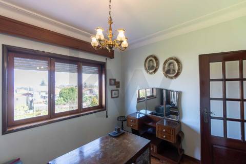 Moradia T(3 + 4) para renovar com terreno de 1959 m2 em Pedroso/Carvalhos, Gaia