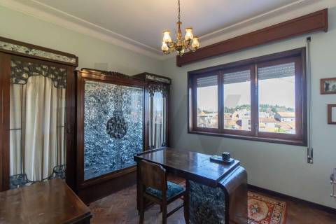 Moradia T(3 + 4) para renovar com terreno de 1959 m2 em Pedroso/Carvalhos, Gaia