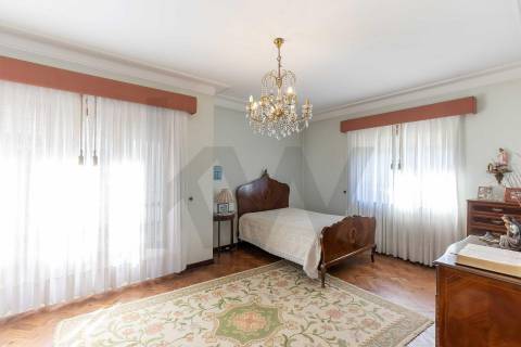 Moradia T(3 + 4) para renovar com terreno de 1959 m2 em Pedroso/Carvalhos, Gaia