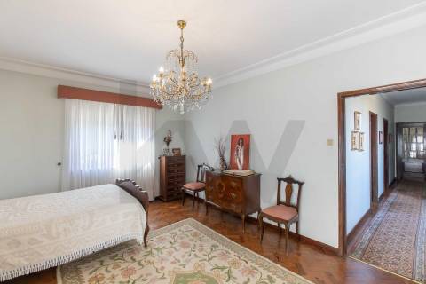 Moradia T(3 + 4) para renovar com terreno de 1959 m2 em Pedroso/Carvalhos, Gaia