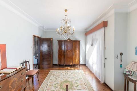 Moradia T(3 + 4) para renovar com terreno de 1959 m2 em Pedroso/Carvalhos, Gaia