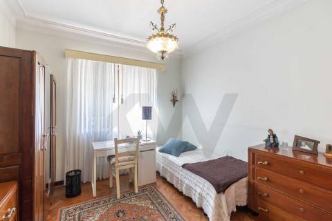 Moradia T(3 + 4) para renovar com terreno de 1959 m2 em Pedroso/Carvalhos, Gaia