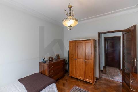 Moradia T(3 + 4) para renovar com terreno de 1959 m2 em Pedroso/Carvalhos, Gaia