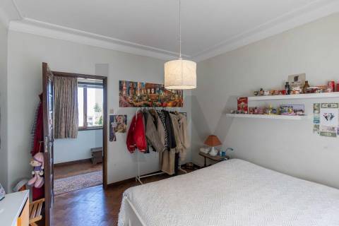 Moradia T(3 + 4) para renovar com terreno de 1959 m2 em Pedroso/Carvalhos, Gaia