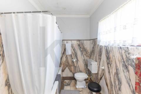 Moradia T(3 + 4) para renovar com terreno de 1959 m2 em Pedroso/Carvalhos, Gaia