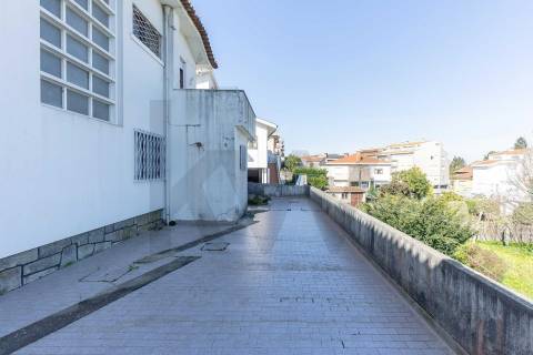 Moradia T(3 + 4) para renovar com terreno de 1959 m2 em Pedroso/Carvalhos, Gaia