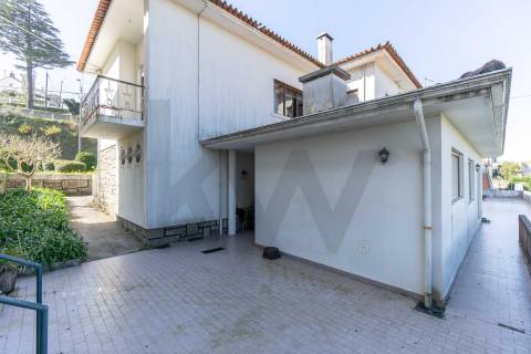 Moradia T(3 + 4) para renovar com terreno de 1959 m2 em Pedroso/Carvalhos, Gaia