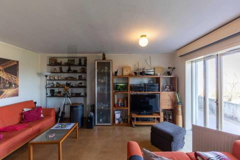 Moradia T(3 + 4) para renovar com terreno de 1959 m2 em Pedroso/Carvalhos, Gaia