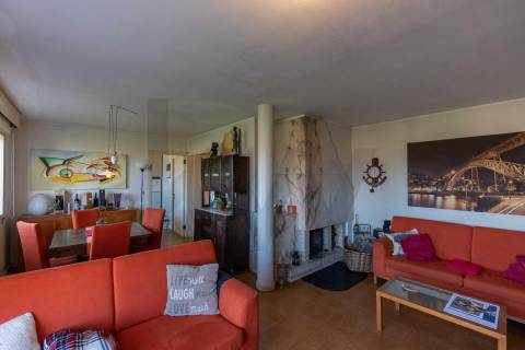 Moradia T(3 + 4) para renovar com terreno de 1959 m2 em Pedroso/Carvalhos, Gaia