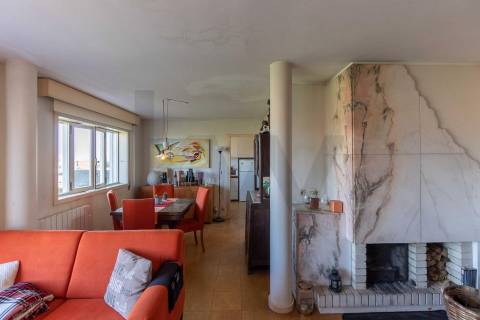 Moradia T(3 + 4) para renovar com terreno de 1959 m2 em Pedroso/Carvalhos, Gaia