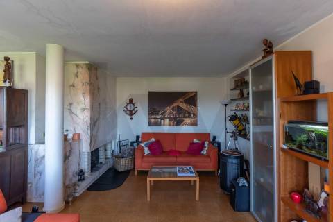 Moradia T(3 + 4) para renovar com terreno de 1959 m2 em Pedroso/Carvalhos, Gaia