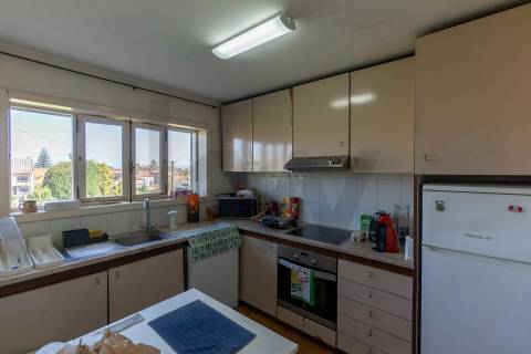 Moradia T(3 + 4) para renovar com terreno de 1959 m2 em Pedroso/Carvalhos, Gaia