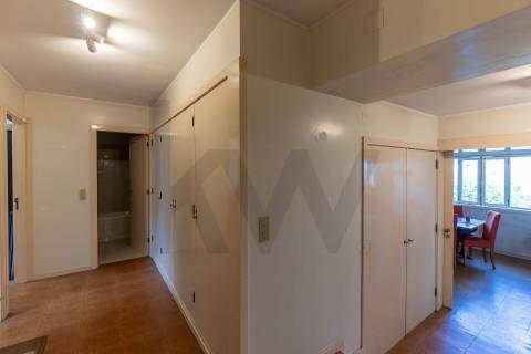 Moradia T(3 + 4) para renovar com terreno de 1959 m2 em Pedroso/Carvalhos, Gaia