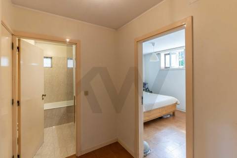 Moradia T(3 + 4) para renovar com terreno de 1959 m2 em Pedroso/Carvalhos, Gaia