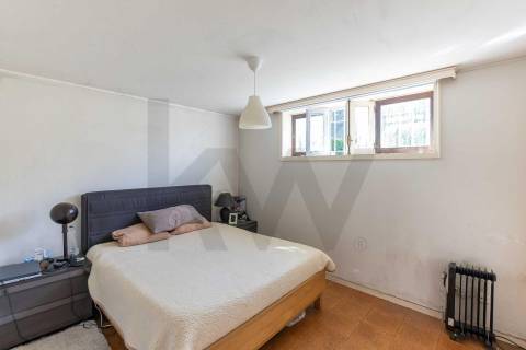 Moradia T(3 + 4) para renovar com terreno de 1959 m2 em Pedroso/Carvalhos, Gaia