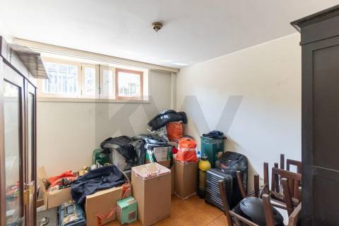 Moradia T(3 + 4) para renovar com terreno de 1959 m2 em Pedroso/Carvalhos, Gaia