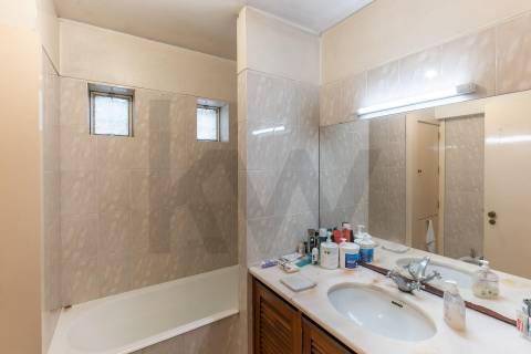 Moradia T(3 + 4) para renovar com terreno de 1959 m2 em Pedroso/Carvalhos, Gaia