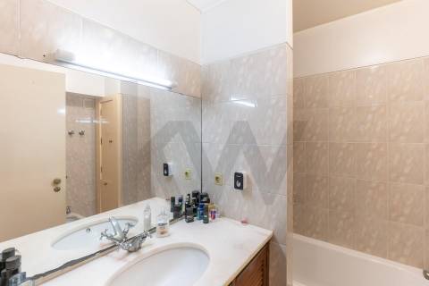 Moradia T(3 + 4) para renovar com terreno de 1959 m2 em Pedroso/Carvalhos, Gaia