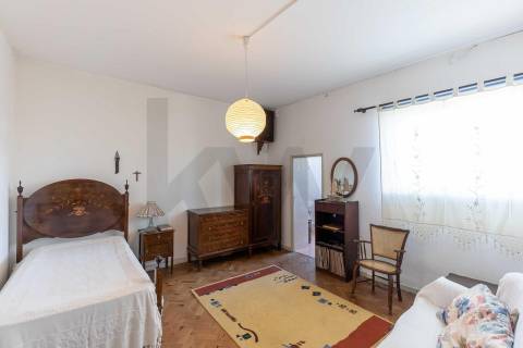 Moradia T(3 + 4) para renovar com terreno de 1959 m2 em Pedroso/Carvalhos, Gaia