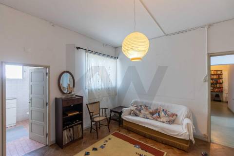 Moradia T(3 + 4) para renovar com terreno de 1959 m2 em Pedroso/Carvalhos, Gaia