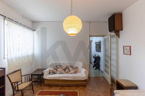 Moradia T(3 + 4) para renovar com terreno de 1959 m2 em Pedroso/Carvalhos, Gaia