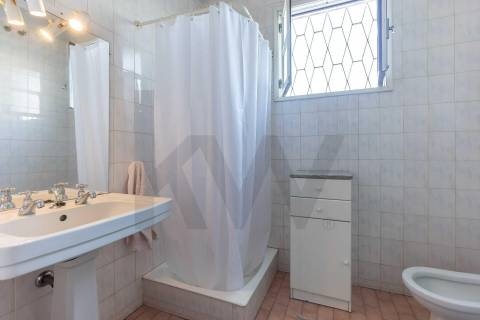 Moradia T(3 + 4) para renovar com terreno de 1959 m2 em Pedroso/Carvalhos, Gaia