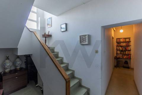 Moradia T(3 + 4) para renovar com terreno de 1959 m2 em Pedroso/Carvalhos, Gaia