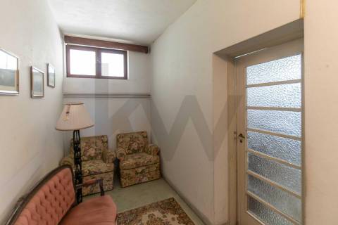 Moradia T(3 + 4) para renovar com terreno de 1959 m2 em Pedroso/Carvalhos, Gaia