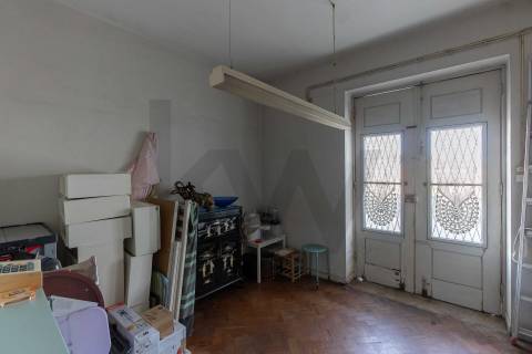 Moradia T(3 + 4) para renovar com terreno de 1959 m2 em Pedroso/Carvalhos, Gaia