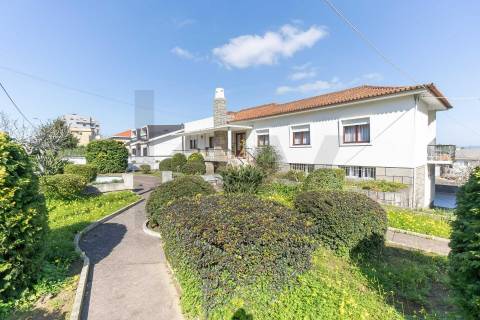 Moradia T(3 + 4) para renovar com terreno de 1959 m2 em Pedroso/Carvalhos, Gaia