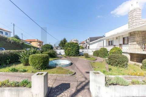 Moradia T(3 + 4) para renovar com terreno de 1959 m2 em Pedroso/Carvalhos, Gaia
