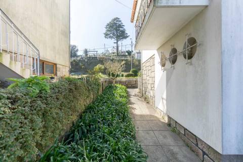 Moradia T(3 + 4) para renovar com terreno de 1959 m2 em Pedroso/Carvalhos, Gaia