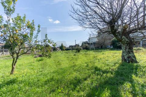 Moradia T(3 + 4) para renovar com terreno de 1959 m2 em Pedroso/Carvalhos, Gaia
