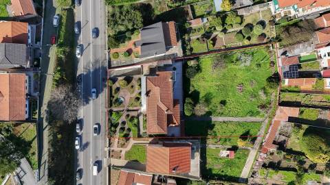 Moradia T(3 + 4) para renovar com terreno de 1959 m2 em Pedroso/Carvalhos, Gaia