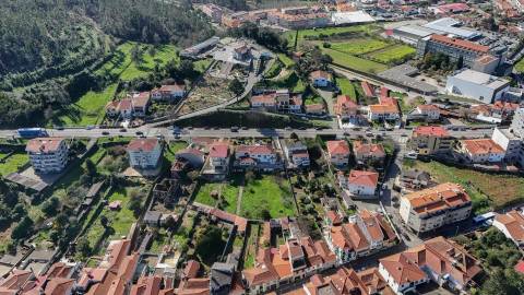 Moradia T(3 + 4) para renovar com terreno de 1959 m2 em Pedroso/Carvalhos, Gaia