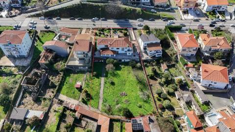 Moradia T(3 + 4) para renovar com terreno de 1959 m2 em Pedroso/Carvalhos, Gaia