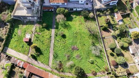 Moradia T(3 + 4) para renovar com terreno de 1959 m2 em Pedroso/Carvalhos, Gaia