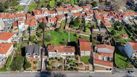 Moradia T(3 + 4) para renovar com terreno de 1959 m2 em Pedroso/Carvalhos, Gaia