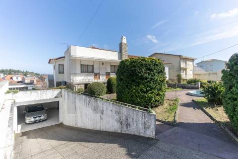 Moradia T(3 + 4) para renovar com terreno de 1959 m2 em Pedroso/Carvalhos, Gaia