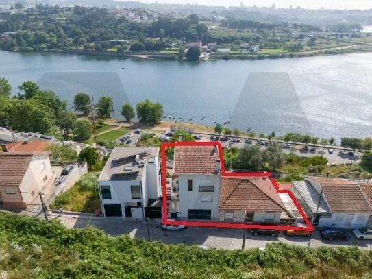 Conjunto de Duas Moradias Multifamiliares com Vista Panorâmica sobre o Rio Douro – Valbom