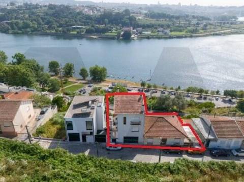 Conjunto de Duas Moradias Multifamiliares com Vista Panorâmica sobre o Rio Douro – Valbom