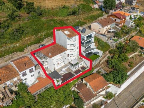 Conjunto de Duas Moradias Multifamiliares com Vista Panorâmica sobre o Rio Douro – Valbom