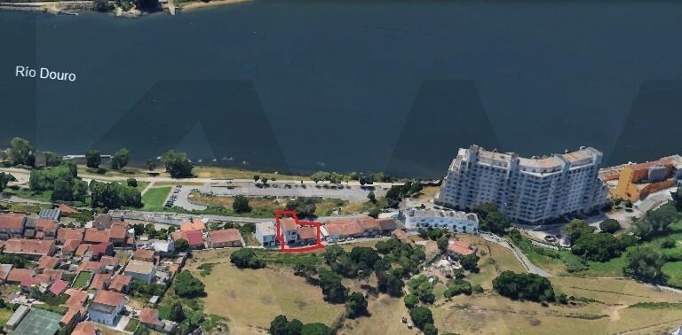 Conjunto de Duas Moradias Multifamiliares com Vista Panorâmica sobre o Rio Douro – Valbom