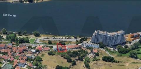 Conjunto de Duas Moradias Multifamiliares com Vista Panorâmica sobre o Rio Douro – Valbom