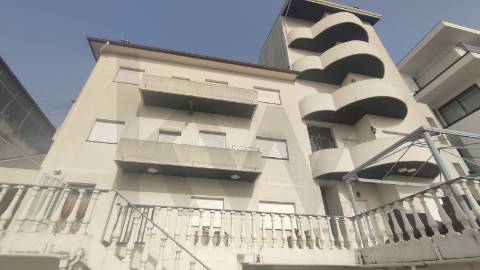 Conjunto de Duas Moradias Multifamiliares com Vista Panorâmica sobre o Rio Douro – Valbom