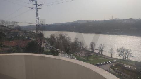 Conjunto de Duas Moradias Multifamiliares com Vista Panorâmica sobre o Rio Douro – Valbom