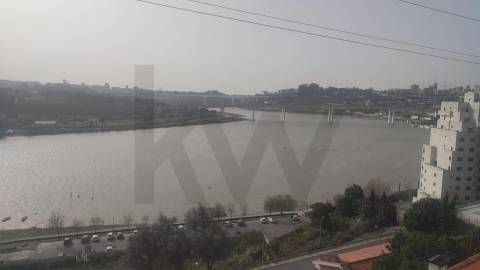 Conjunto de Duas Moradias Multifamiliares com Vista Panorâmica sobre o Rio Douro – Valbom