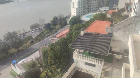 Conjunto de Duas Moradias Multifamiliares com Vista Panorâmica sobre o Rio Douro – Valbom